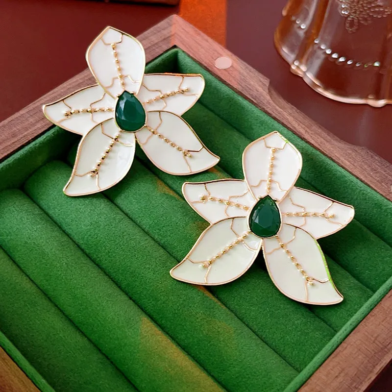 Luxurious Leaf Geometric Alloy Electroplating Earrings