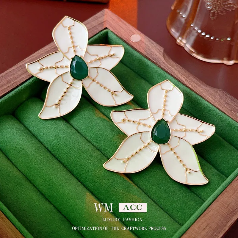 Luxurious Leaf Geometric Alloy Electroplating Earrings