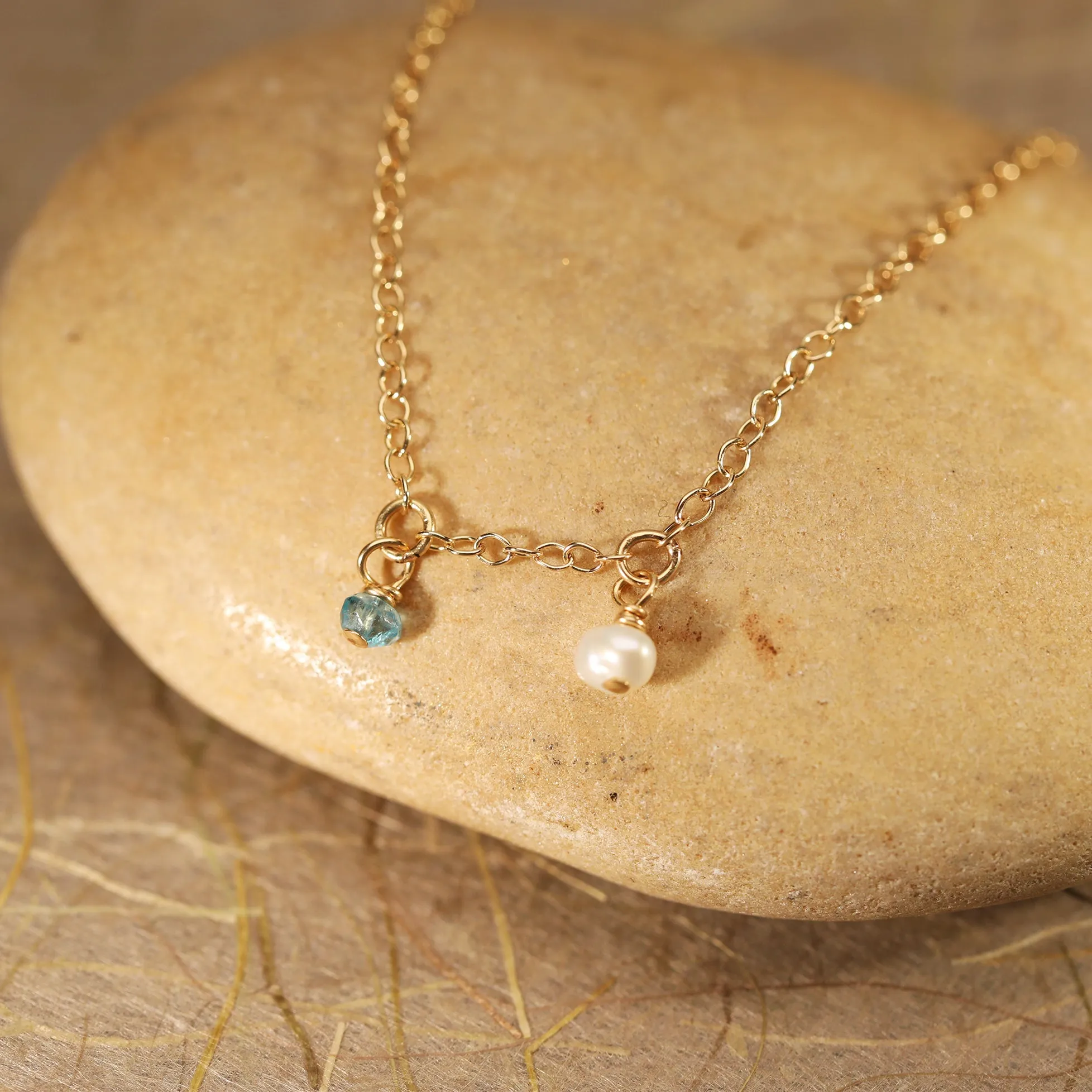 Single pearl and stone hanging anklet